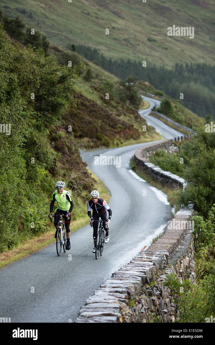 Coppia di ciclisti cavalcare un percorso attraverso la campagna sull'Isola di Skye Foto Stock