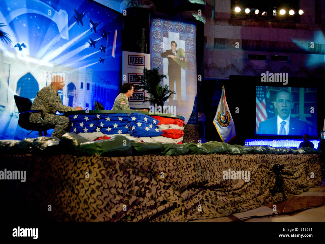 Star televisiva Stephen Colbert e US Army Generale Ray odierno, guardare un satellite live feed come presidente Barack Obama Ordierno ordini per dare Colbert un buzz tagliati durante la trasmissione dall'Al Faw Palace 7 giugno 2009 a Baghdad in Iraq. Foto Stock