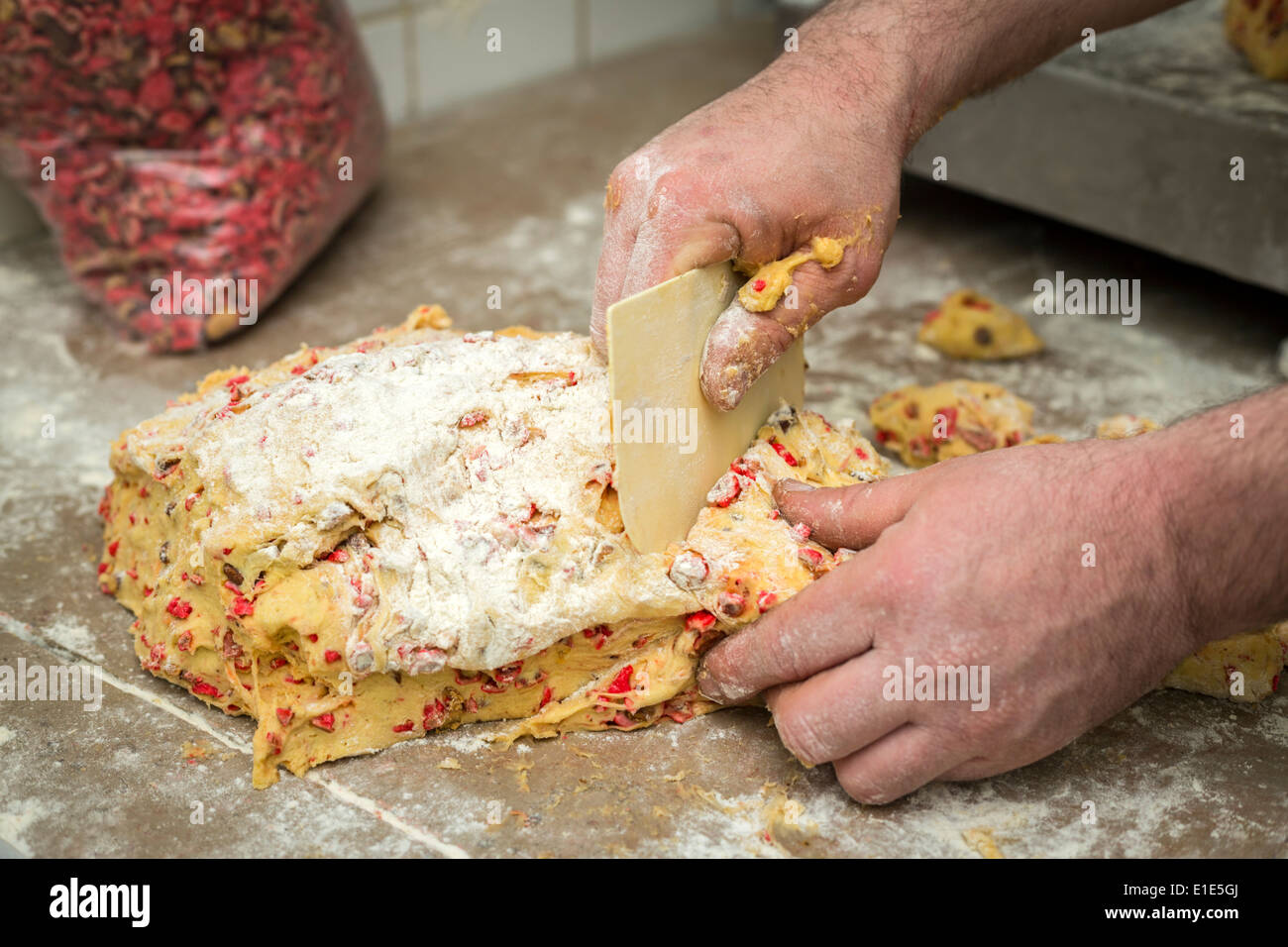 La brioche con confetti rendendo (torta di San Génix). Fabbricazione de brioche aux praline (Gâteau de Saint Génix). Foto Stock