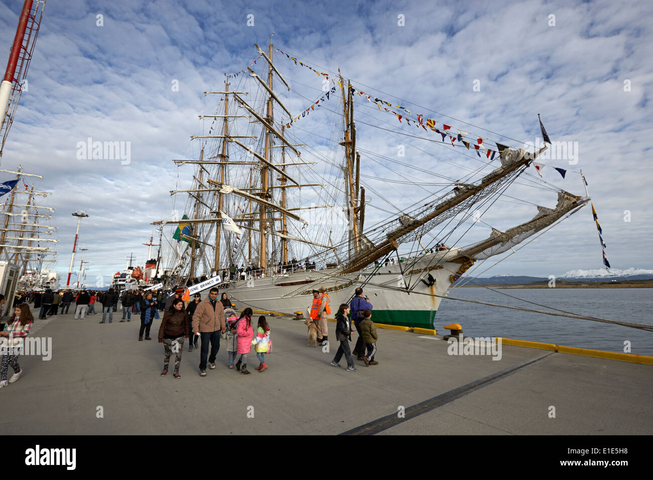 Latin American navy sail training le navi ormeggiate in Ushuaia Argentina parte di velas latinoamerican 2014 Foto Stock