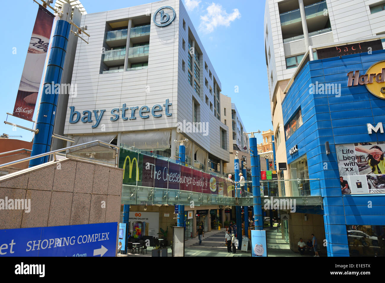 Bay Street shopping centre, Paċeville, San Julian (San Ġiljan), nord del quartiere portuale, Malta Majjistral, Repubblica di Malta Foto Stock