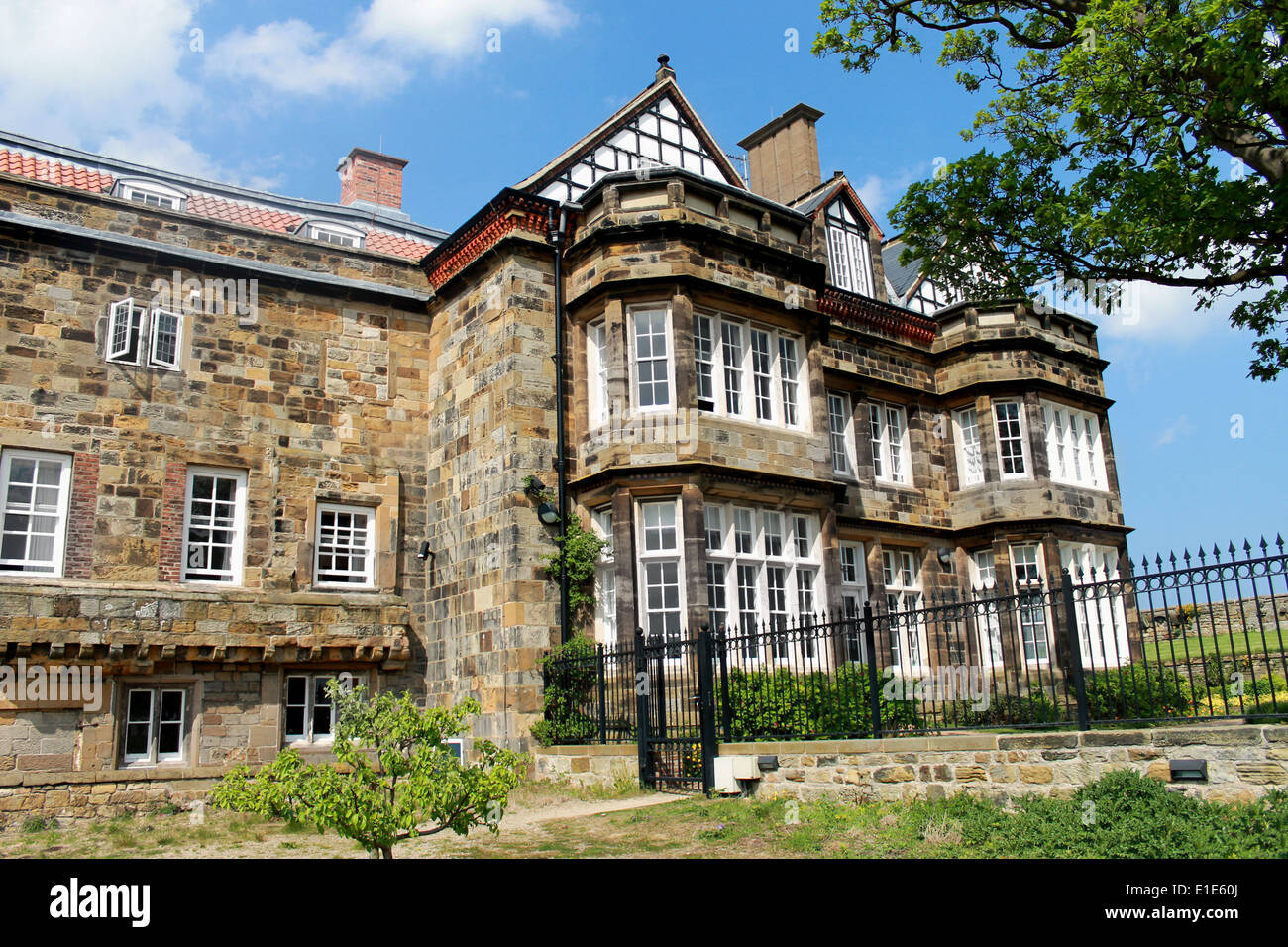 Esterno di una casa nobiliare raffigurato nella campagna inglese vicino a Whitby. Foto Stock