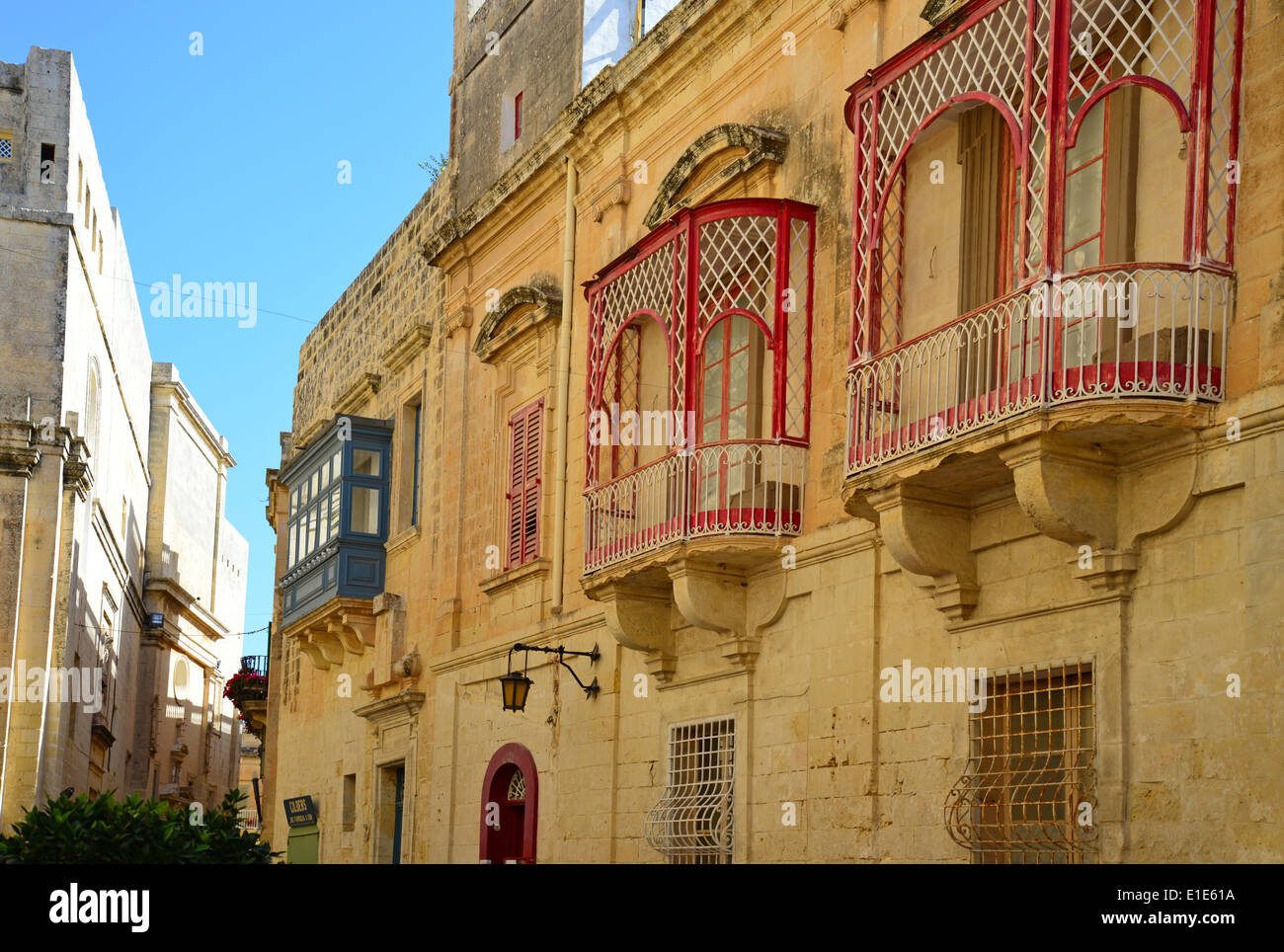 Dipinto di balconi in legno (gallarija), Mdina (Città Vecchia), Western District, Malta Majjistral Regione, Repubblica di Malta Foto Stock