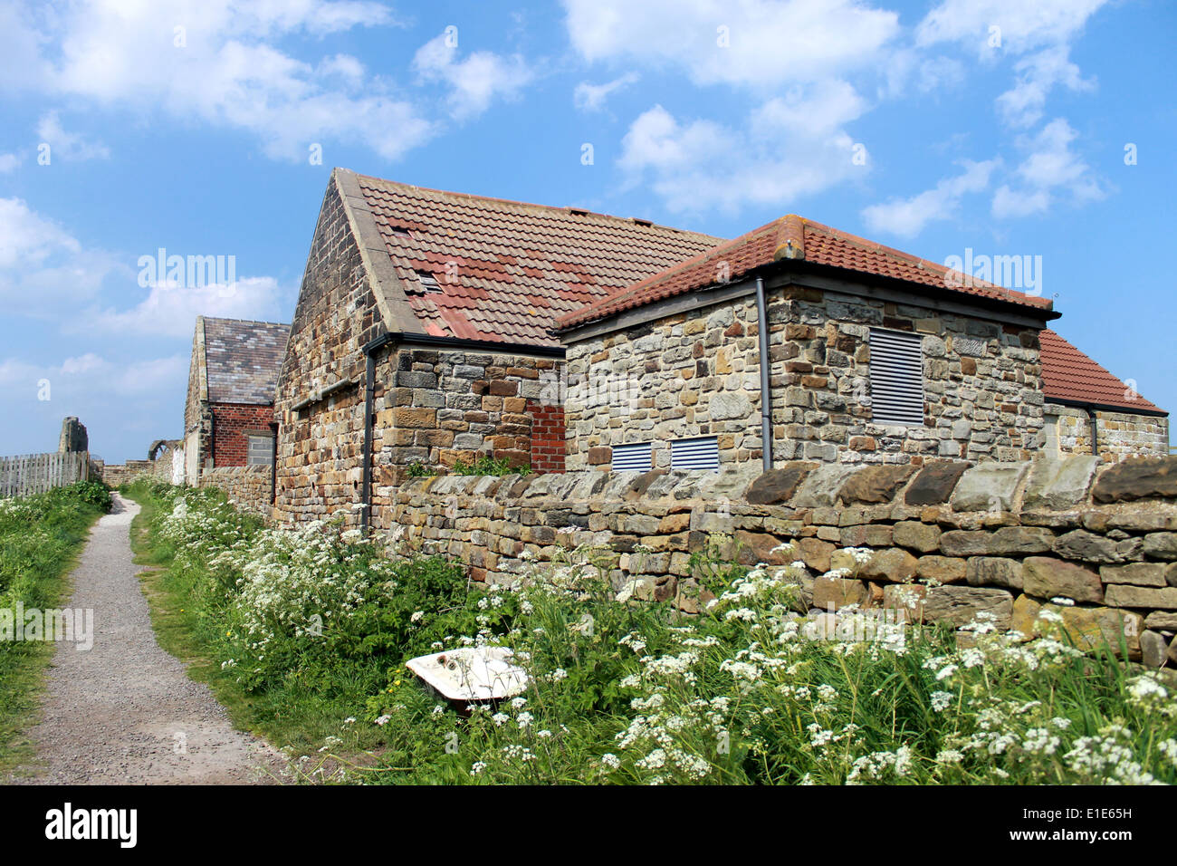 Il percorso passato una vecchia fattoria nella campagna, North Yorkshire, Inghilterra. Foto Stock