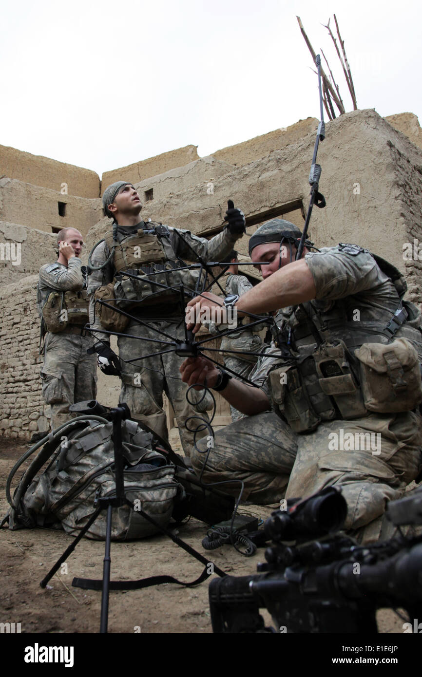 Stati Uniti Soldati con 2° plotone, attacco Company, 1° Reggimento, 503rd battaglione di fanteria, 173rd Airborne Brigade Combat Team Foto Stock