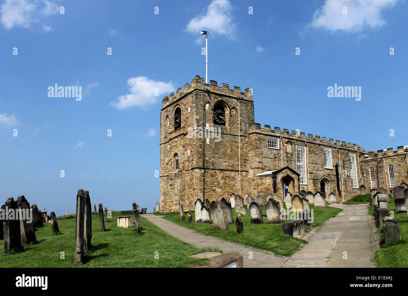 Vista panoramica di San Marys chiesa e cimitero a Whitby, North Yorkshire, Inghilterra. Foto Stock