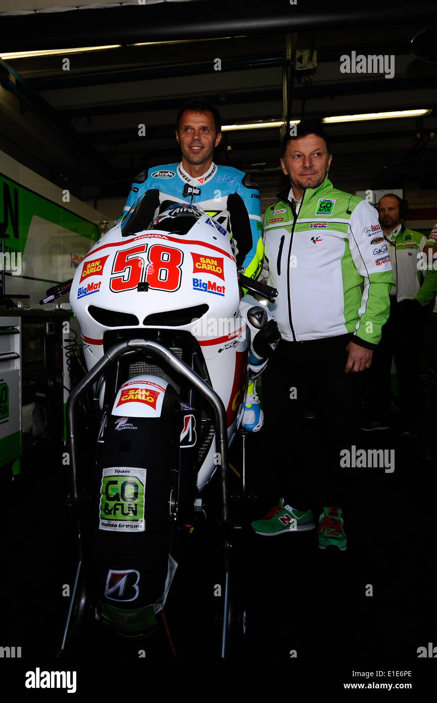 Mugello, Italia. Dal 01 Giugno, 2014. Racing MotoGP. Loris Capirossi festeggia Simoncelli il numero sul circuito del Mugello. Credito: Azione Sport Plus/Alamy Live News Foto Stock