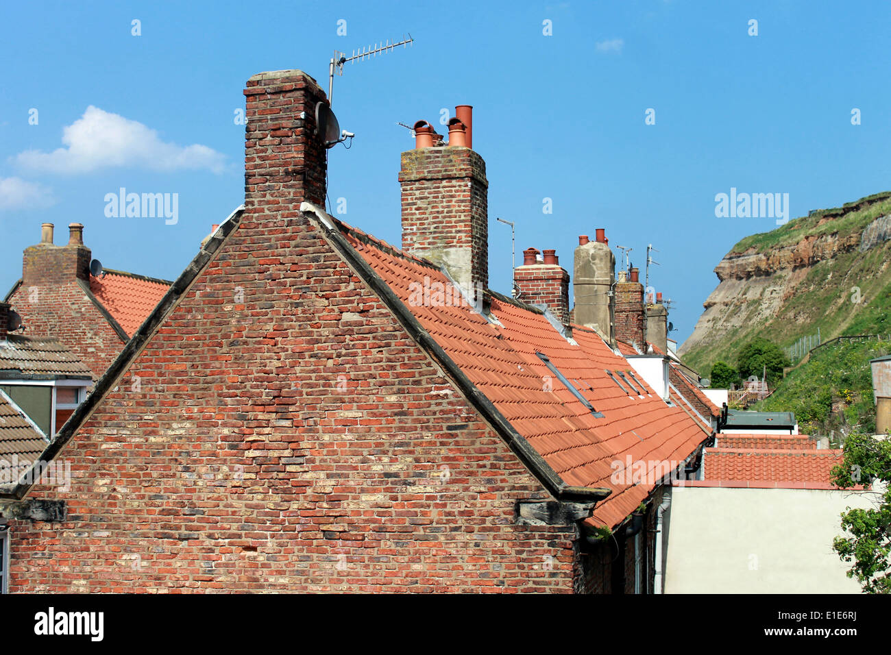 Di tegole rosse e case nella città di Whitby, North Yorkshire, Inghilterra. Foto Stock