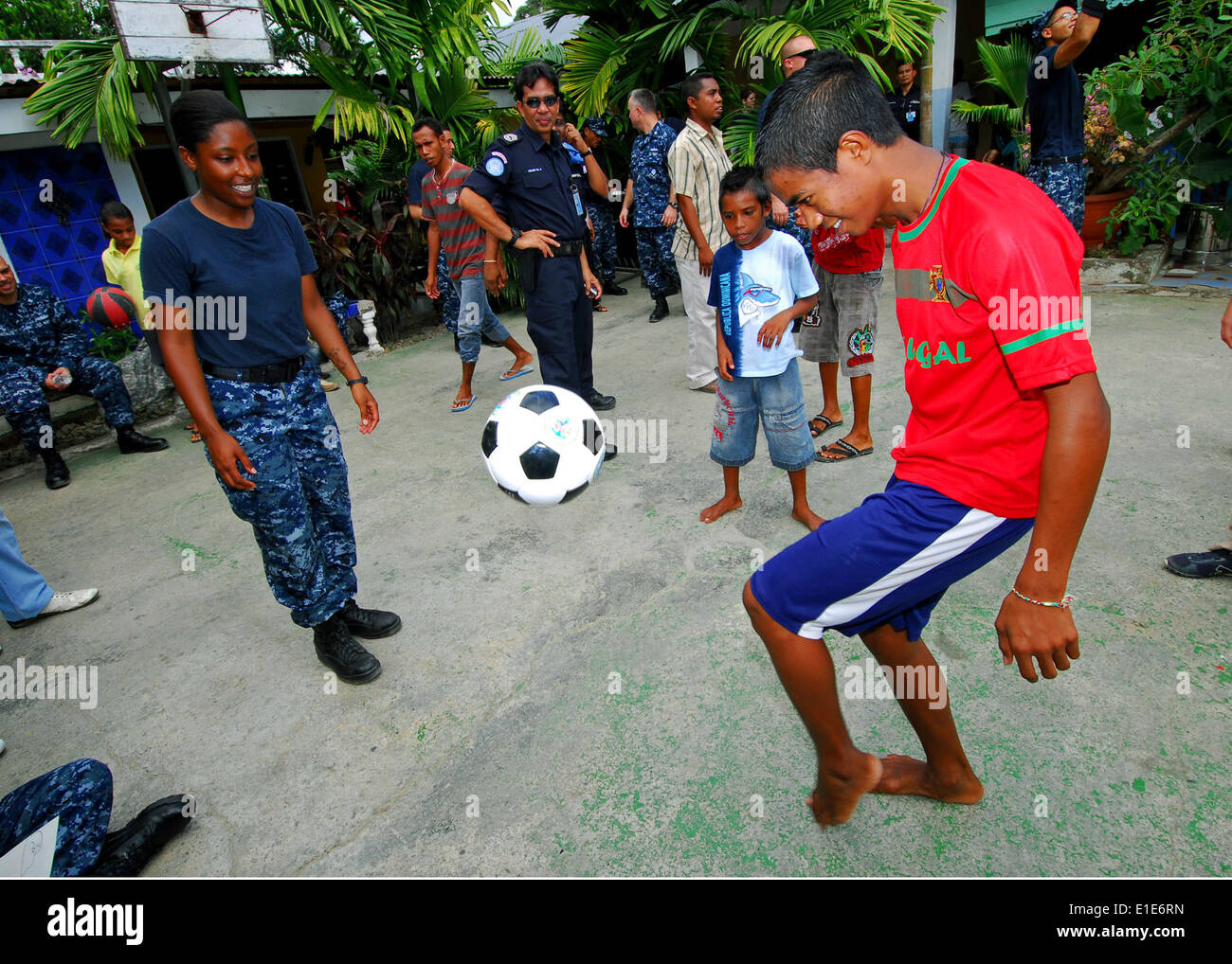 Stati Uniti Marina di manutenzione aeronautica Administrationman Ashley Mitchell, imbarcato a bordo del militare comando Sealift nave ospedale US Foto Stock