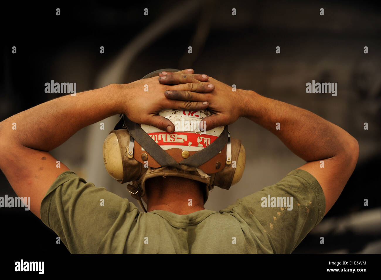 Stati Uniti Marine Corps Lance Cpl. Russell Vederese, dal 266th medie di rotore inclinabile Squadron, orologi per assicurarsi che la parte superiore di un Marine Co Foto Stock