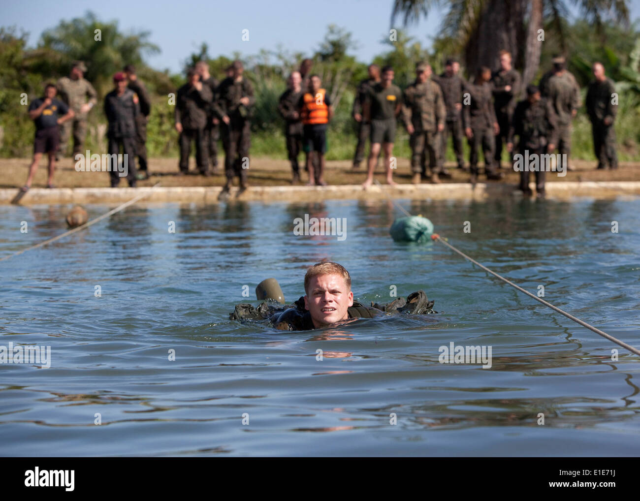 Un U.S. Marine esegue guatemalteco forze speciali tecniche di nuoto al Kaibil Training Center in Poptun, Guatemala, Sett. Foto Stock