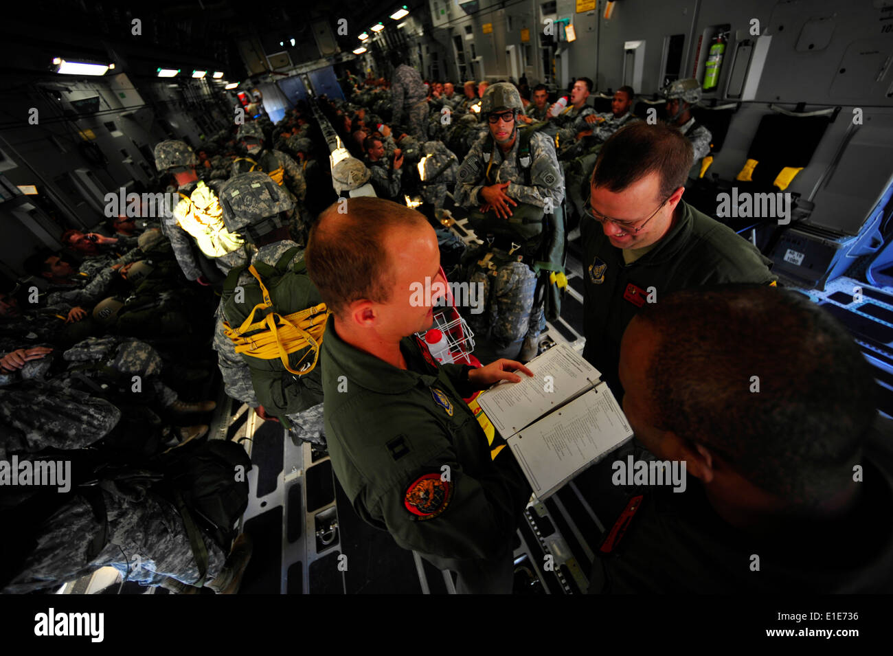 Stati Uniti Air Force Globemaster III Membri di equipaggio, con il 535th Airlift Squadron da Hickam Air Force Base (AFB), H.I., recensione saf Foto Stock