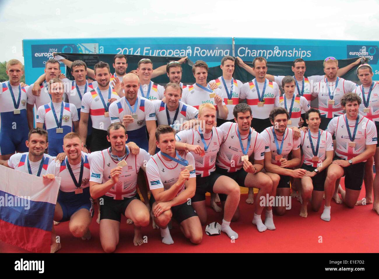 A Belgrado, in Serbia. Il 1 giugno, 2014. Gold medallist team di Germania (posteriore, R), silver medallist team di Russia (L) e bronzo team medallist della Gran Bretagna (anteriore, R) celebrare durante la cerimonia di premiazione presso il Parlamento i campionati di canottaggio a Belgrado in Serbia, il 1 giugno 2014. La Germania ha vinto l'uomo otto medaglia d'oro dell'evento. © Wang Hui/Xinhua/Alamy Live News Foto Stock