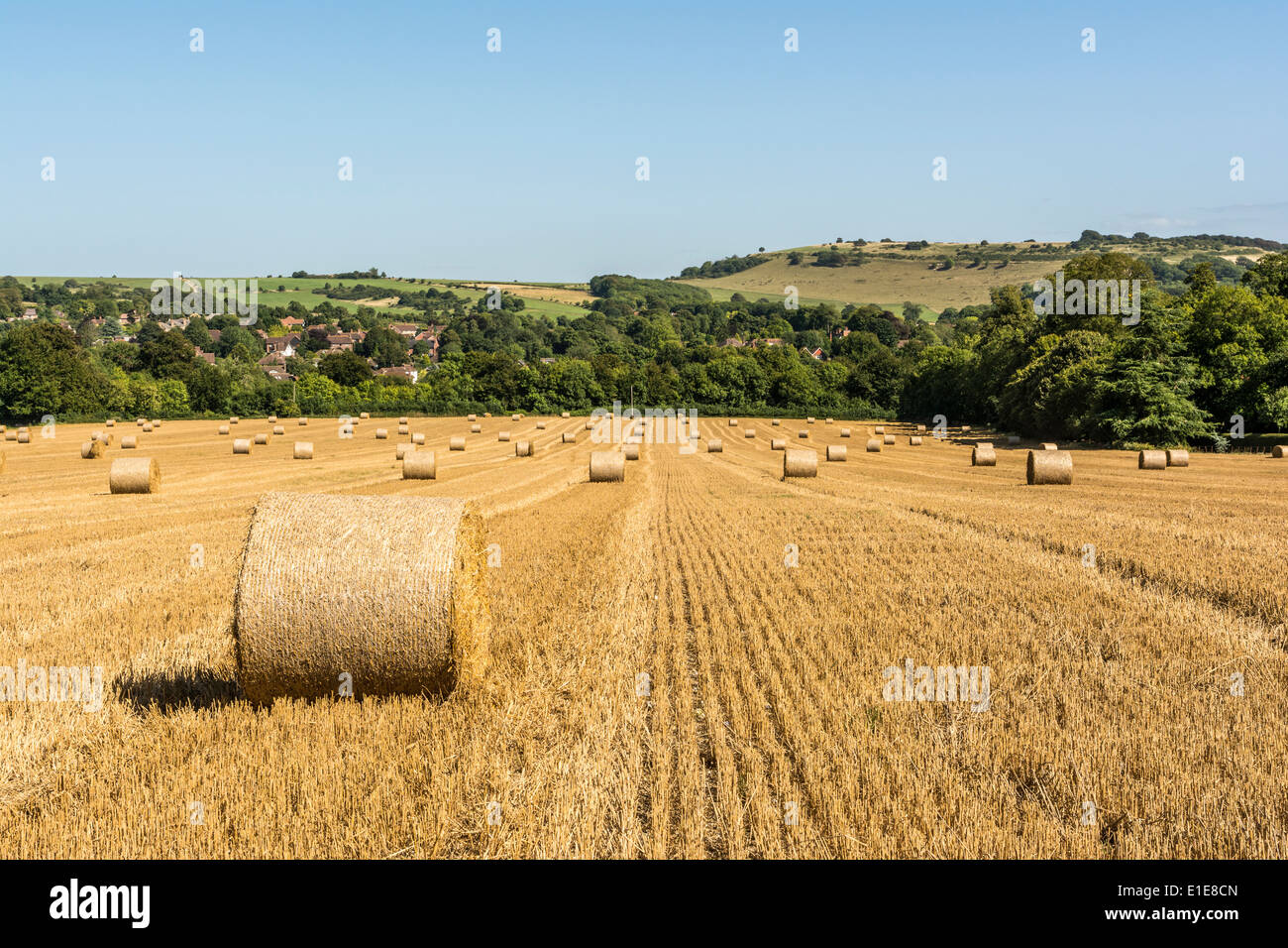 Una vista dal parco del Nord al di sopra del villaggio di Findon a Cissbury Ring nel South Downs National Park. Foto Stock