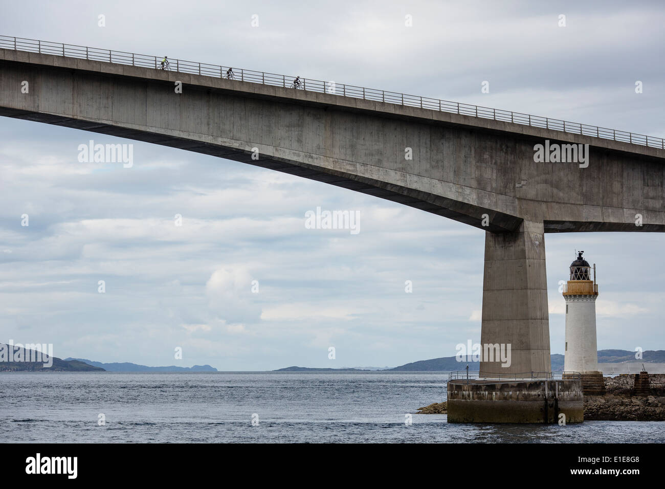 Tre i ciclisti attraversare un ponte alto sopra l'acqua per l'Isola di Skye Foto Stock