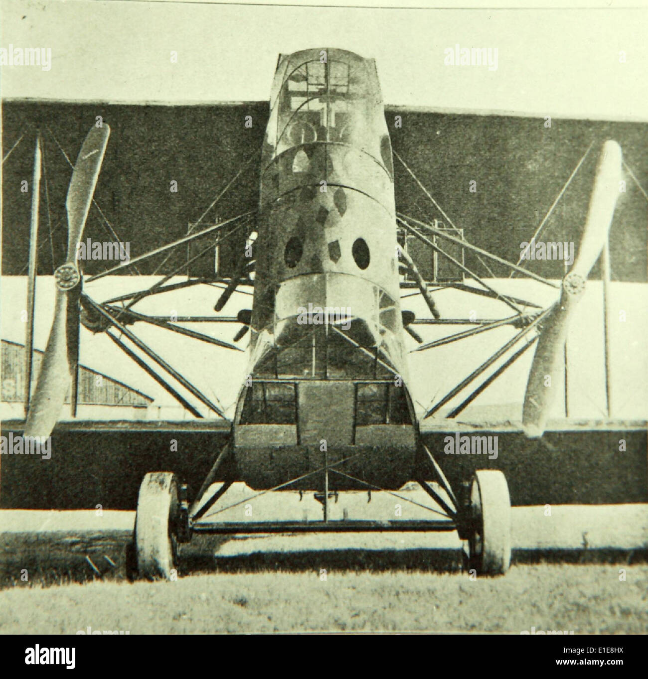 Il Linke-Hofmann R.. Ero un bombardiere pesante tedesco della prima guerra mondiale con un design non convenzionale, caratterizzato da una fusoliera chiusa e quattro motori alloggiati internamente. Foto Stock