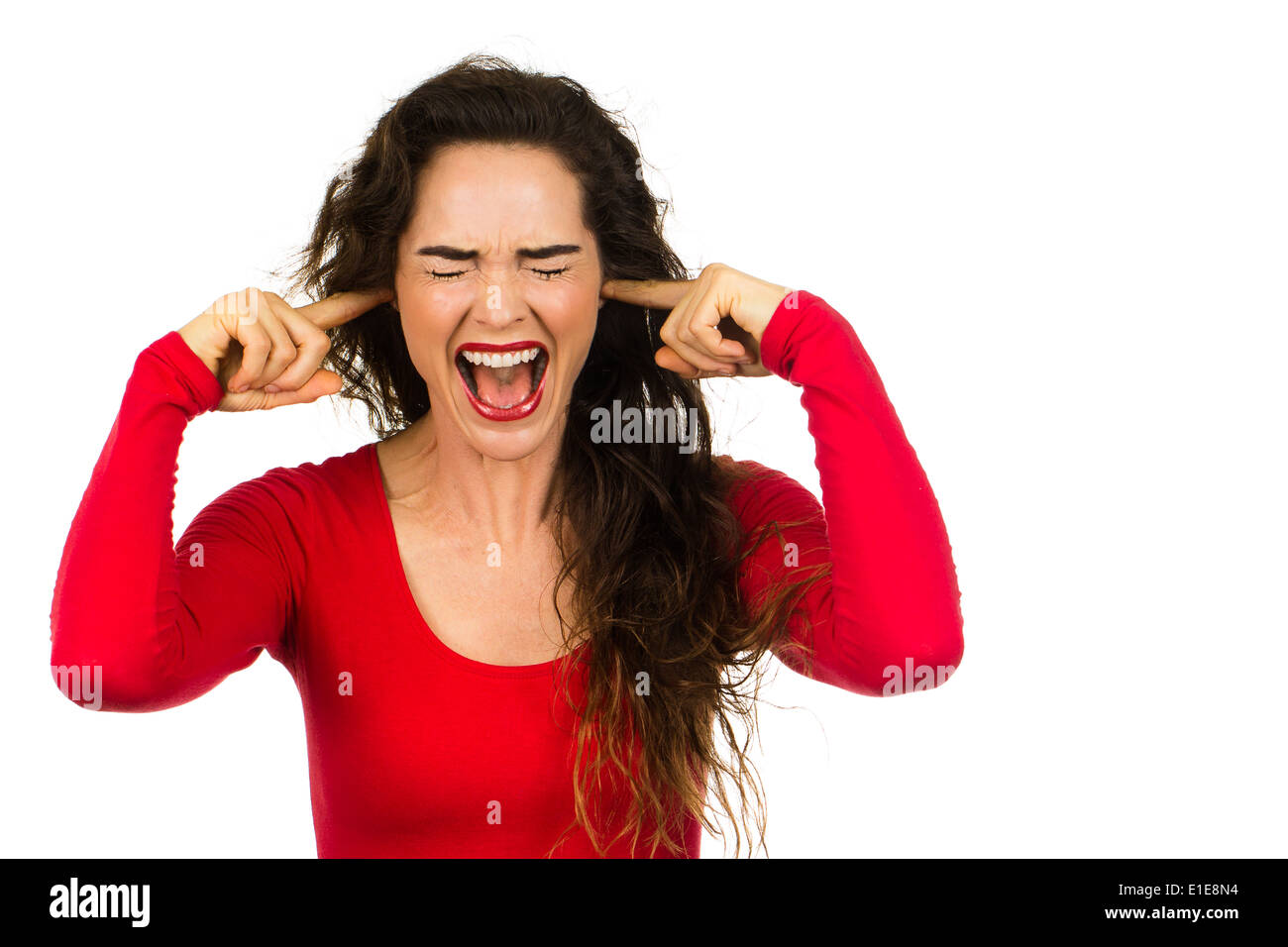 Un molto stanchi e frustrati donna urlare e che copre le sue orecchie. Isolato su bianco. Foto Stock