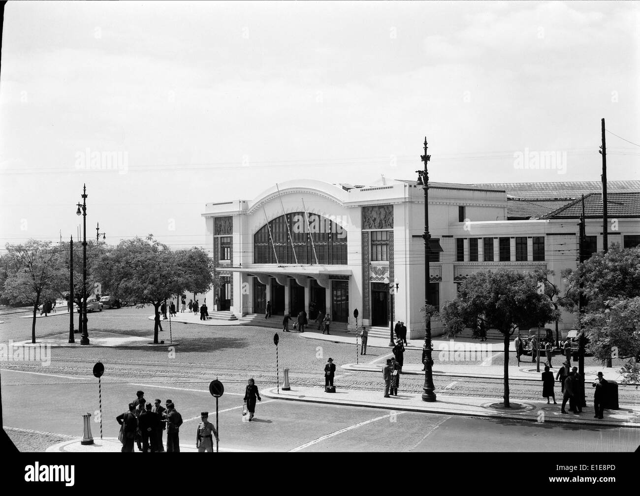 La stazione di Cais do Sodré a Lisbona è un importante snodo dei trasporti, che collega la città ad altre regioni attraverso servizi ferroviari, tra cui Cascais. Progettata dall'architetto Pardal Monteiro, la stazione presenta elementi architettonici moderni e storici. Foto Stock