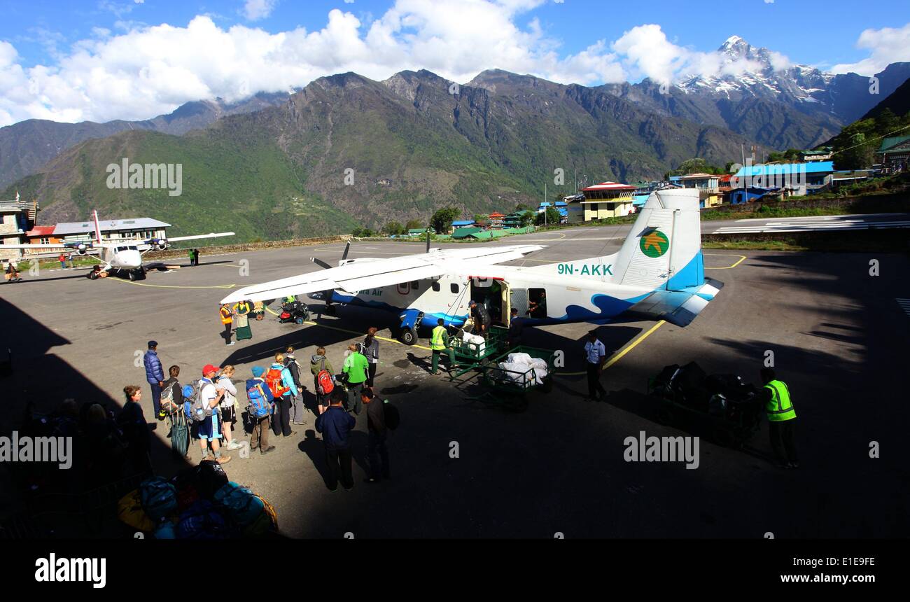 Solukhumbu, Nepal. Il 1 giugno, 2014. I turisti in coda fino a bordo di un aereo in volo da Lukla a Kathmandu in aeroporto Tenzing-Hillary, conosciuto anche come aeroporto di Lukla, in Solukhumbu, Nepal, Giugno 1, 2014. L'aeroporto è un piccolo aeroporto della città di Lukla e classificato come uno dei più pericolosi aeroporto del mondo. © Sunil Sharma/Xinhua/Alamy Live News Foto Stock