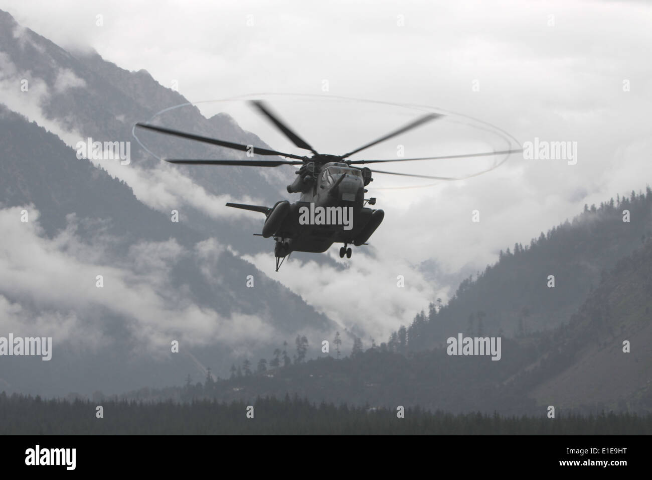 Un U.S. Marine Corps CH-53E Super Stallion elicottero assegnato a mezzo marino elicottero Squadron 165, 15 Marine Expeditiona Foto Stock