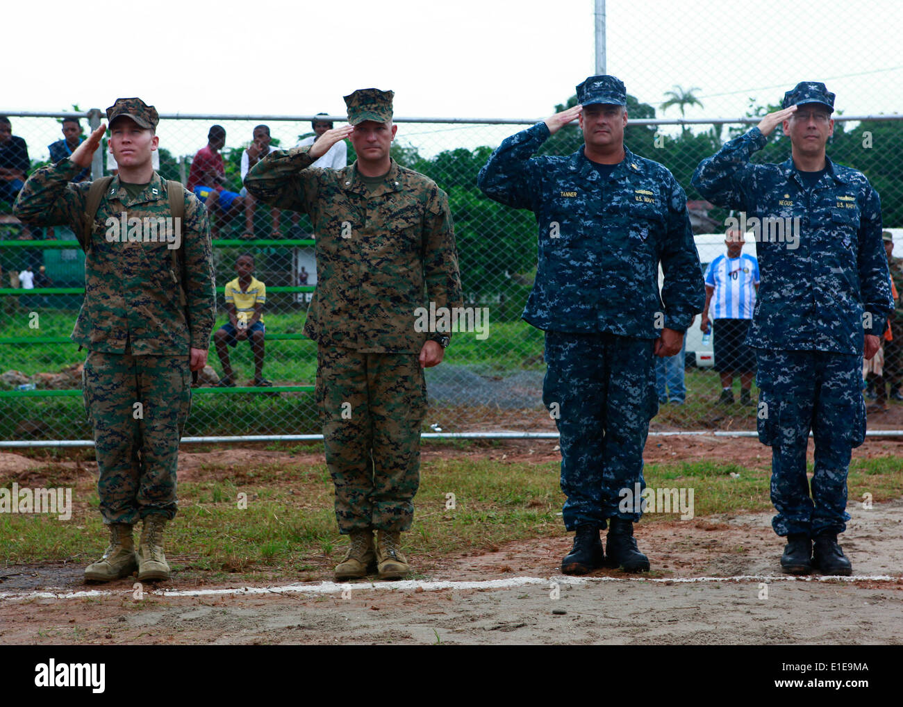 Stati Uniti Marines e marinai in carica di continuare promessa 2010 (CP10) salutate come inno nazionale svolge durante una cerimonia a b Foto Stock