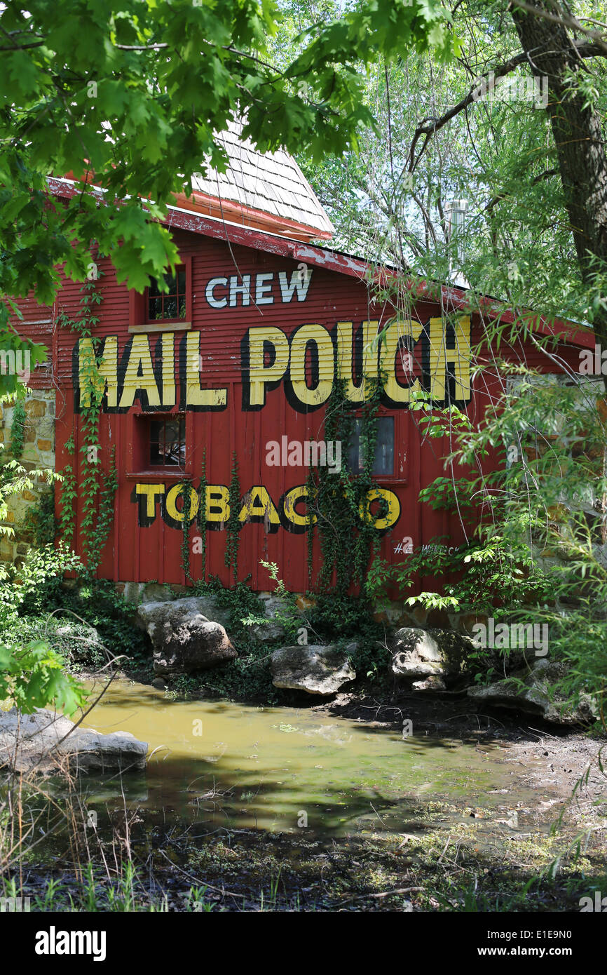 Un antico edificio storico a Quercia Rossa II a Cartagine, Missouri. Foto Stock