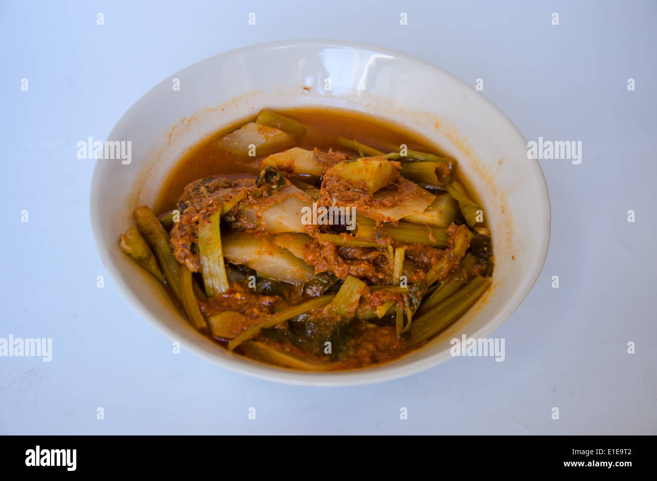 Delizioso cibo tailandese chiamata KANG SOM dalla zuppa piccante con pesce e verdure miste Foto Stock