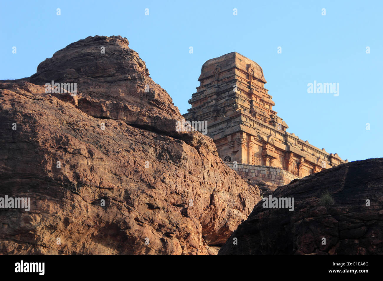 Identiche forme di rock e rock-tempio costruito a nord del colle di Badami, Karnataka, India, Asia Foto Stock