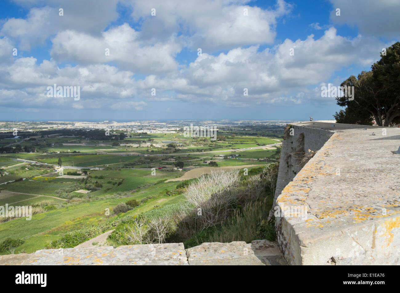 Mdina, la luce della sera, guardando a La Valletta e il mare del Nord di Malta, l'Europa. Foto Stock