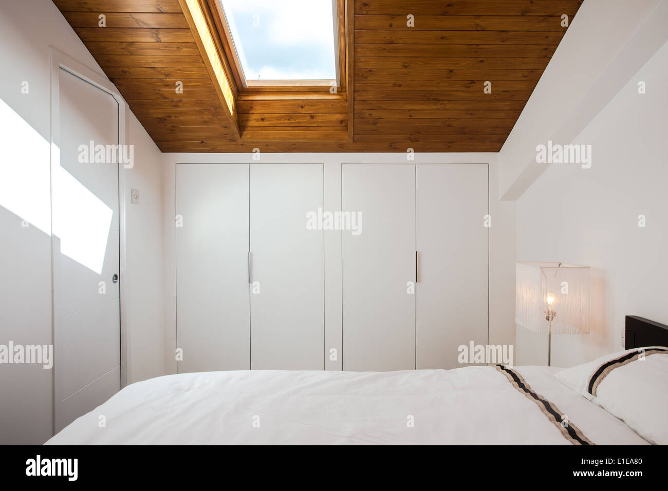 Convertito mansarda camera da letto nella casa moderna. Londra, Regno Unito Foto Stock