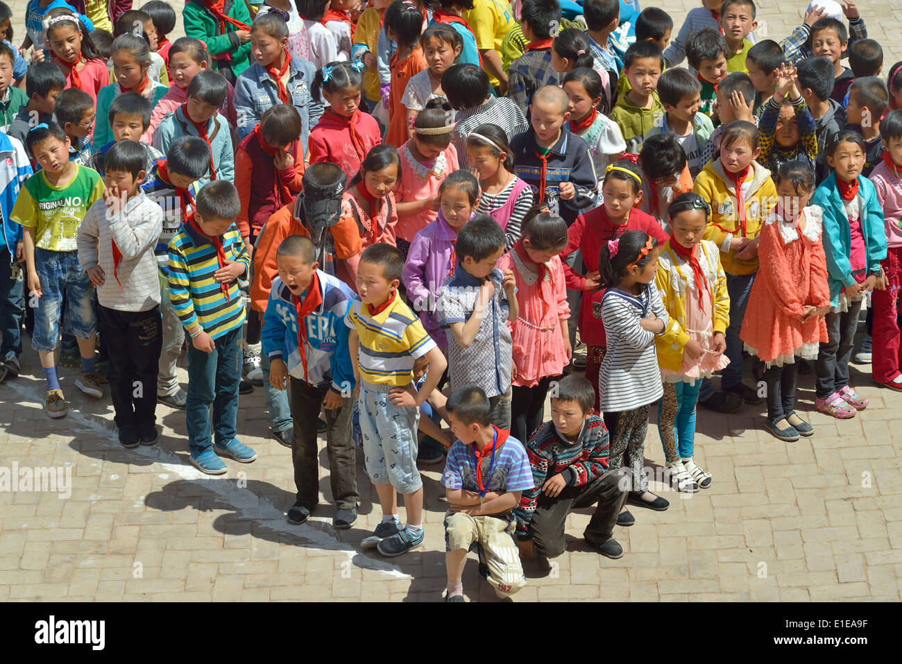 Studenti delle scuole primarie provate prima giornata per i bambini in Tongxin, Ningxia Hui Regione autonoma, Cina. 05-28-2014 Foto Stock