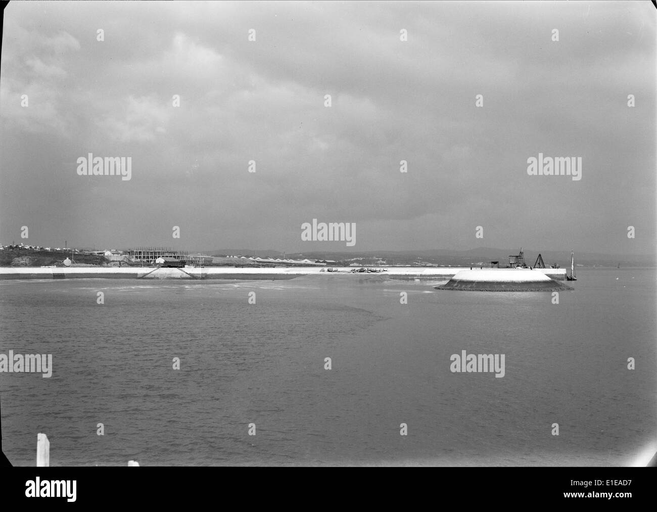 Porto de Lisboa è il porto principale di Lisbona, cruciale per le attività navali e commerciali della città. Funge da porta d'ingresso essenziale per le merci in entrata e in uscita dal Portogallo. Foto Stock