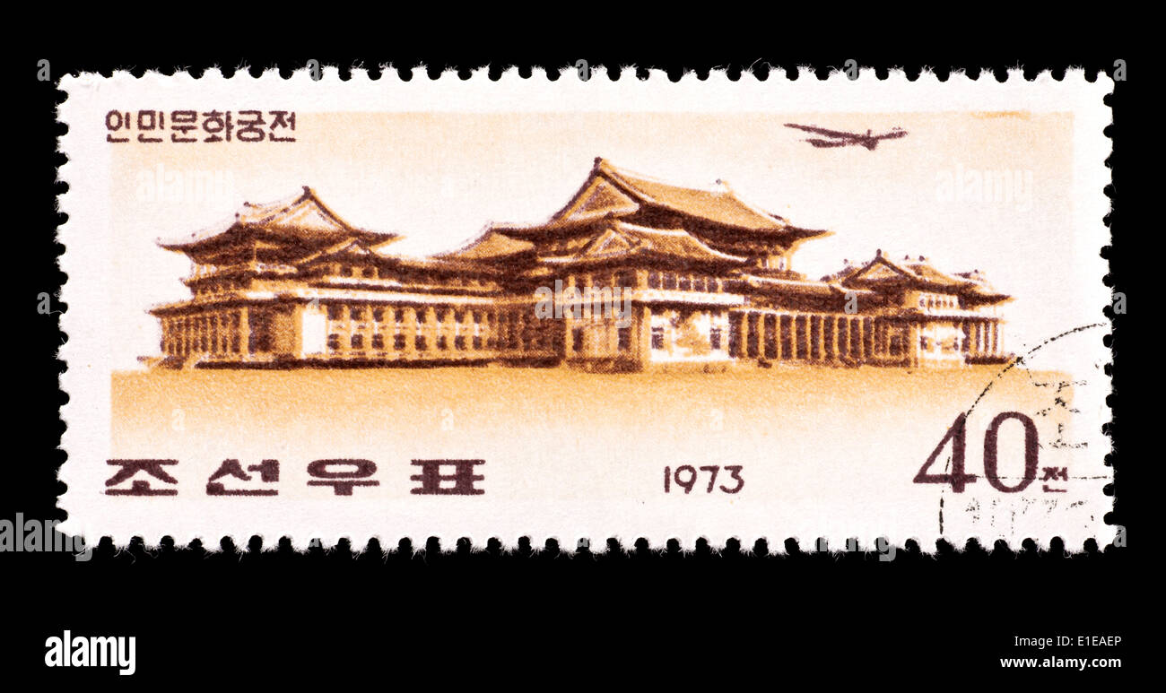 Francobollo dalla Corea del Nord che raffigura il Palazzo del Popolo di cultura di Pyongyang. Foto Stock