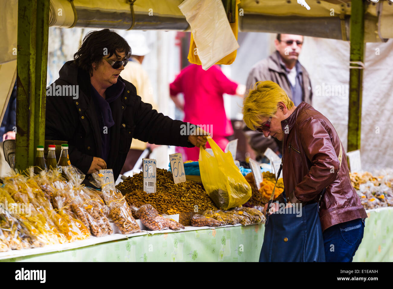 Una donna vende i dadi da lei in stallo il mercato giornaliero in Split Croazia Foto Stock