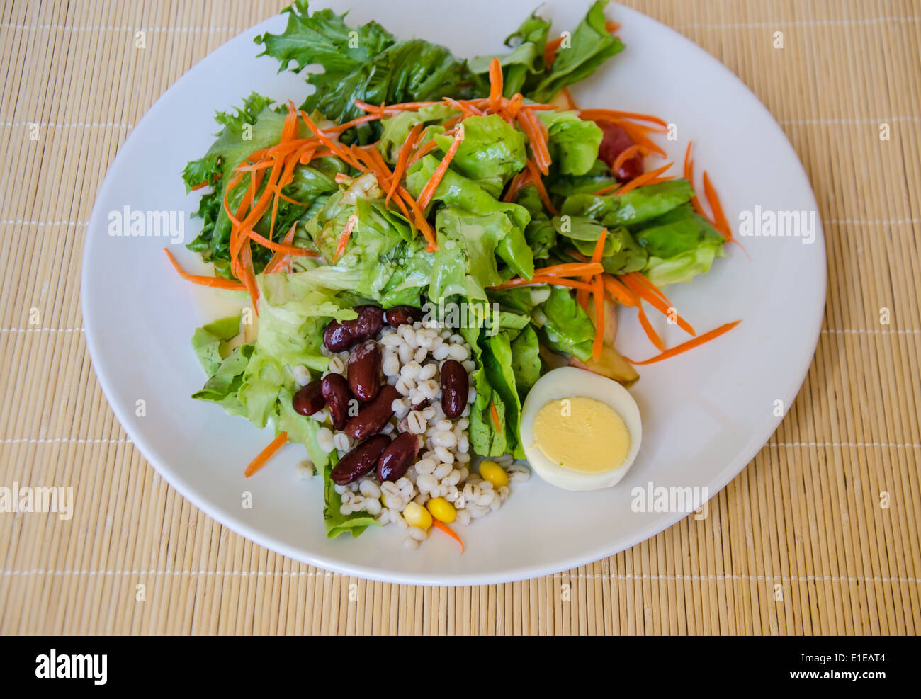 Piatto di insalata di verdure per cibo sano Foto Stock