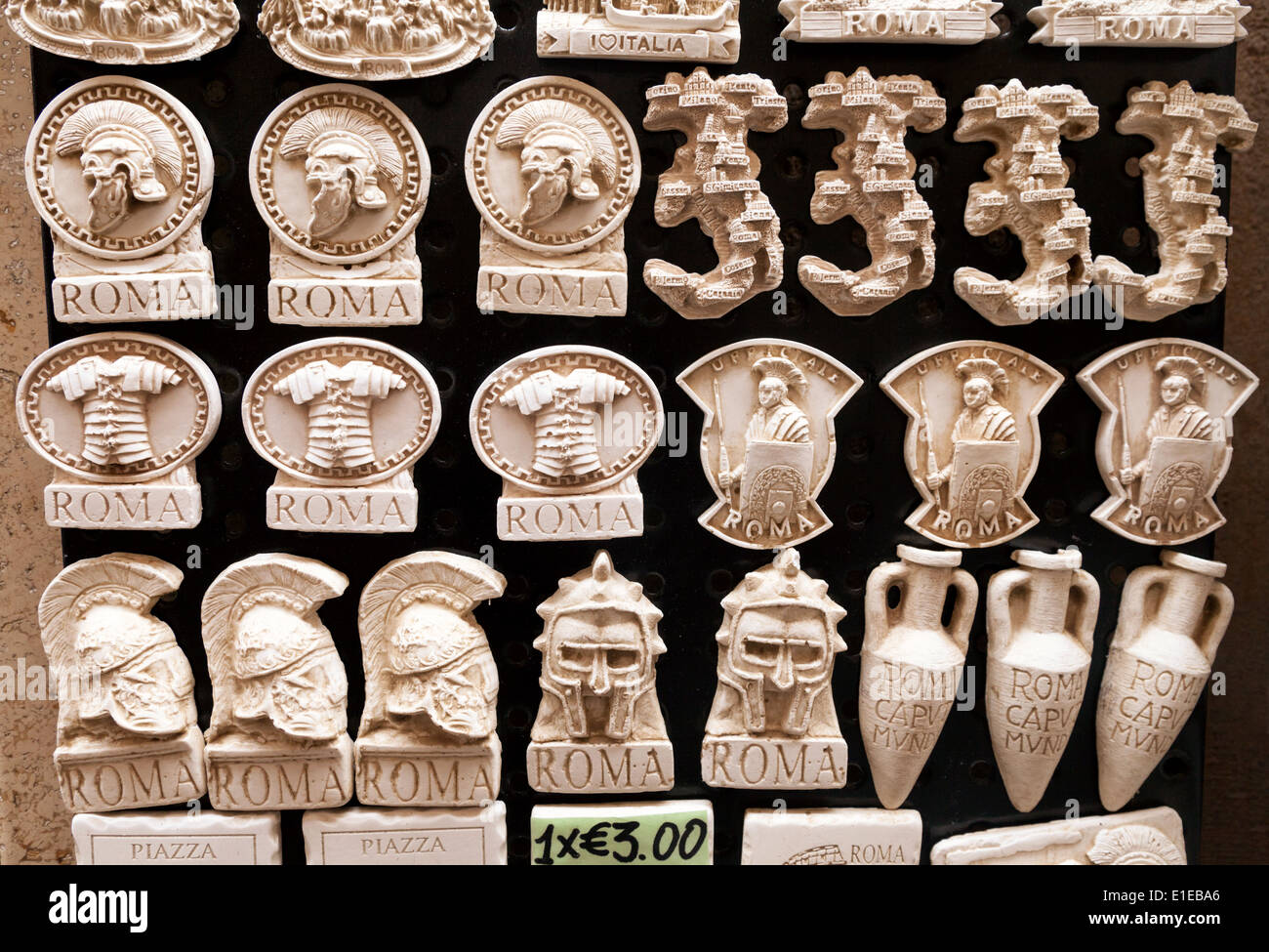 Roma magneti per il frigo in vendita come regali e souvenir turistici Roma  Italia Europa Foto stock - Alamy