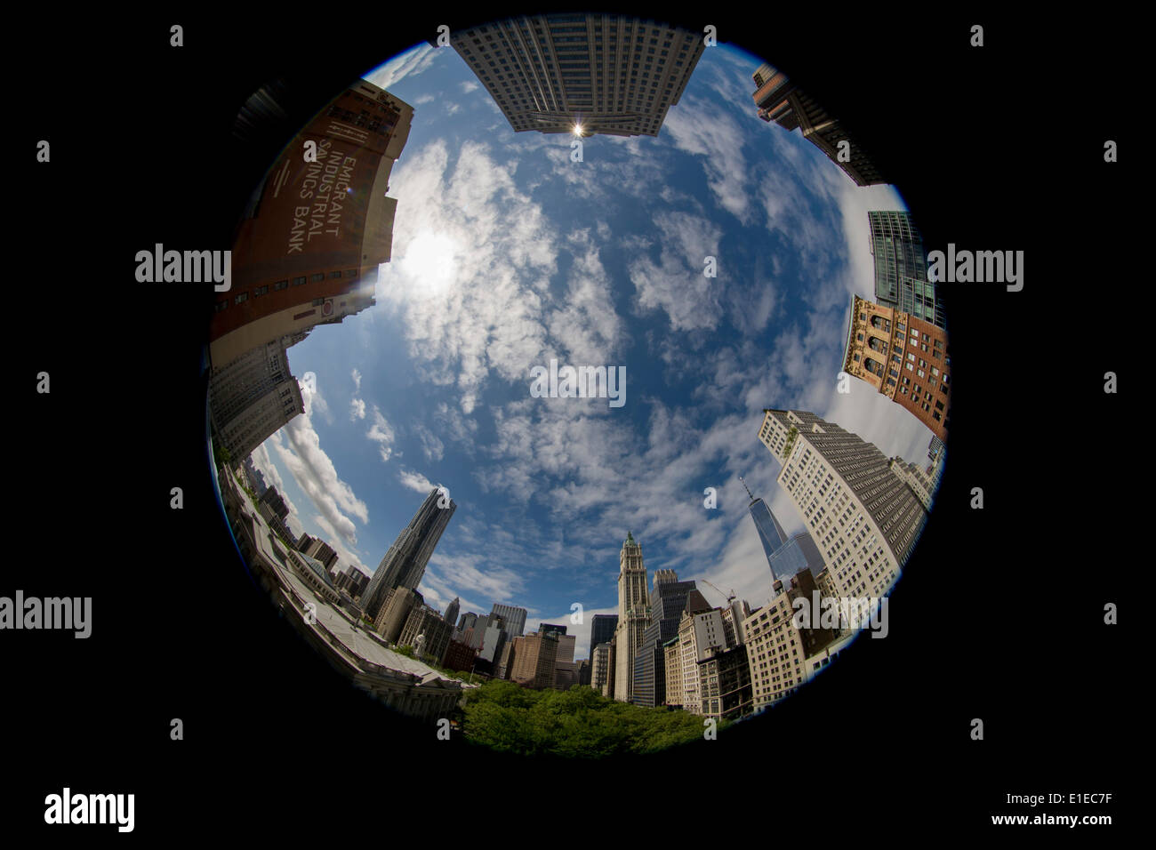 180 grado distorta lente fish-eye cityscape su Broadway, Lower Manhattan, New York City. Foto Stock