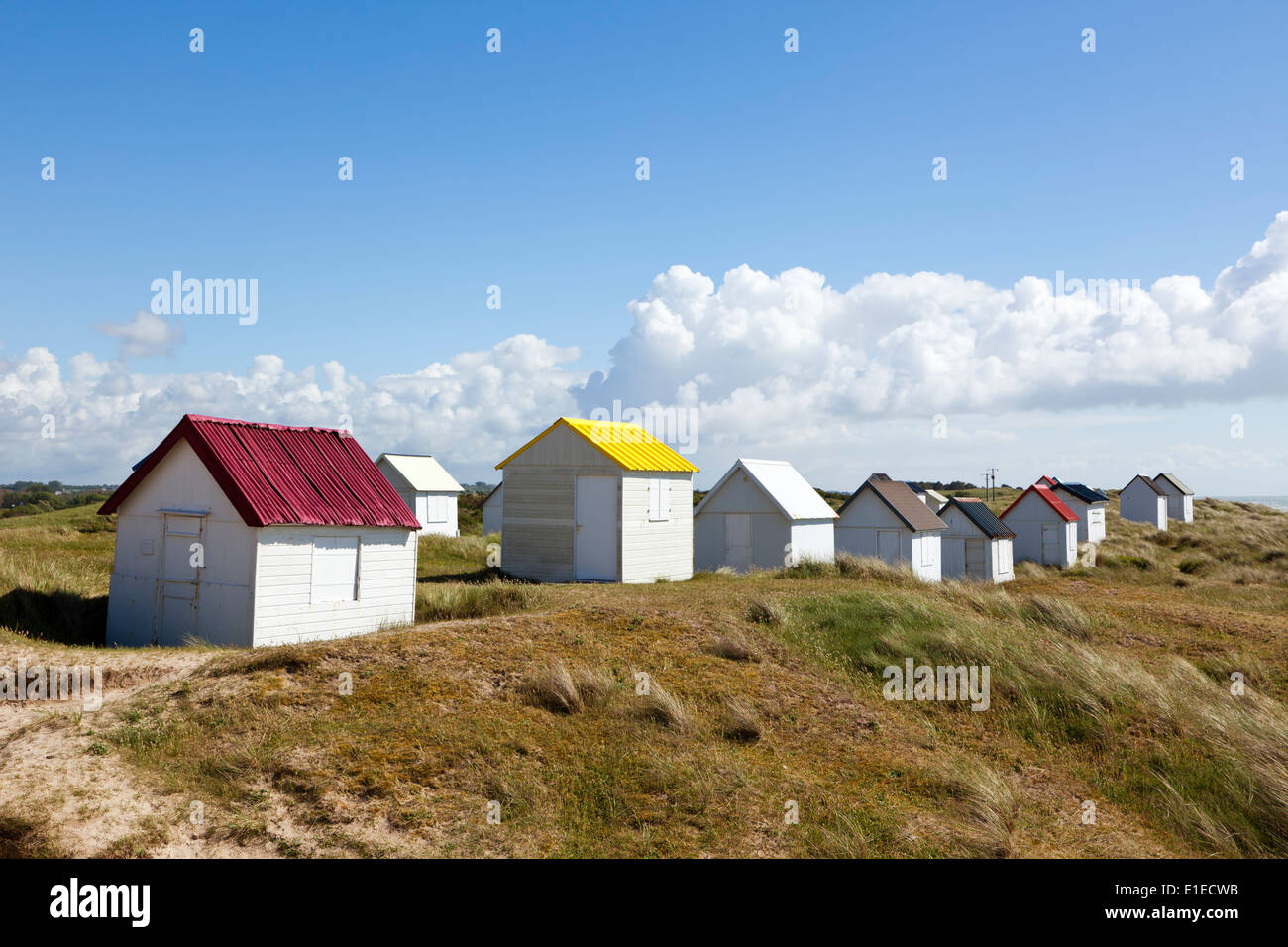 Cabine da spiaggia con tetti colorati a dune di Gouville-sur-Mer, Cotentin penisola, Bassa Normandia, Francia Foto Stock