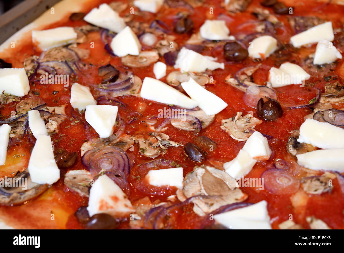 Tradizionale pizza italiana: pizza capricciosa con gustosi ingredienti Foto Stock
