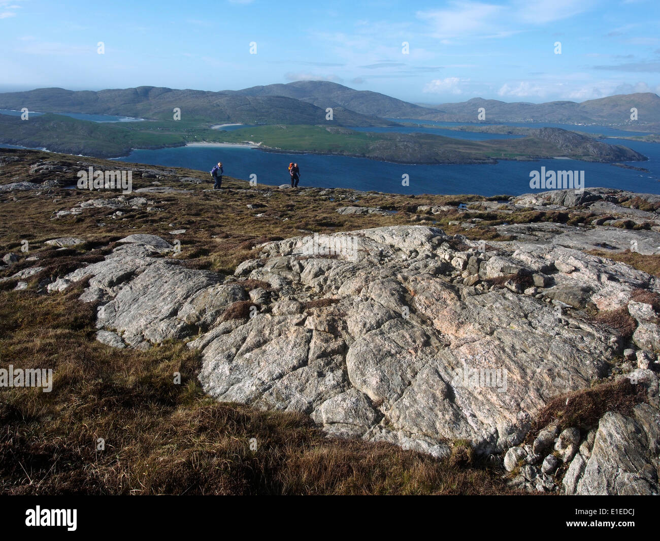 Vista verso Vatersay, Barra dal vertice di Carn Ghaltair, Sandray, Ebridi Esterne, Scozia Foto Stock