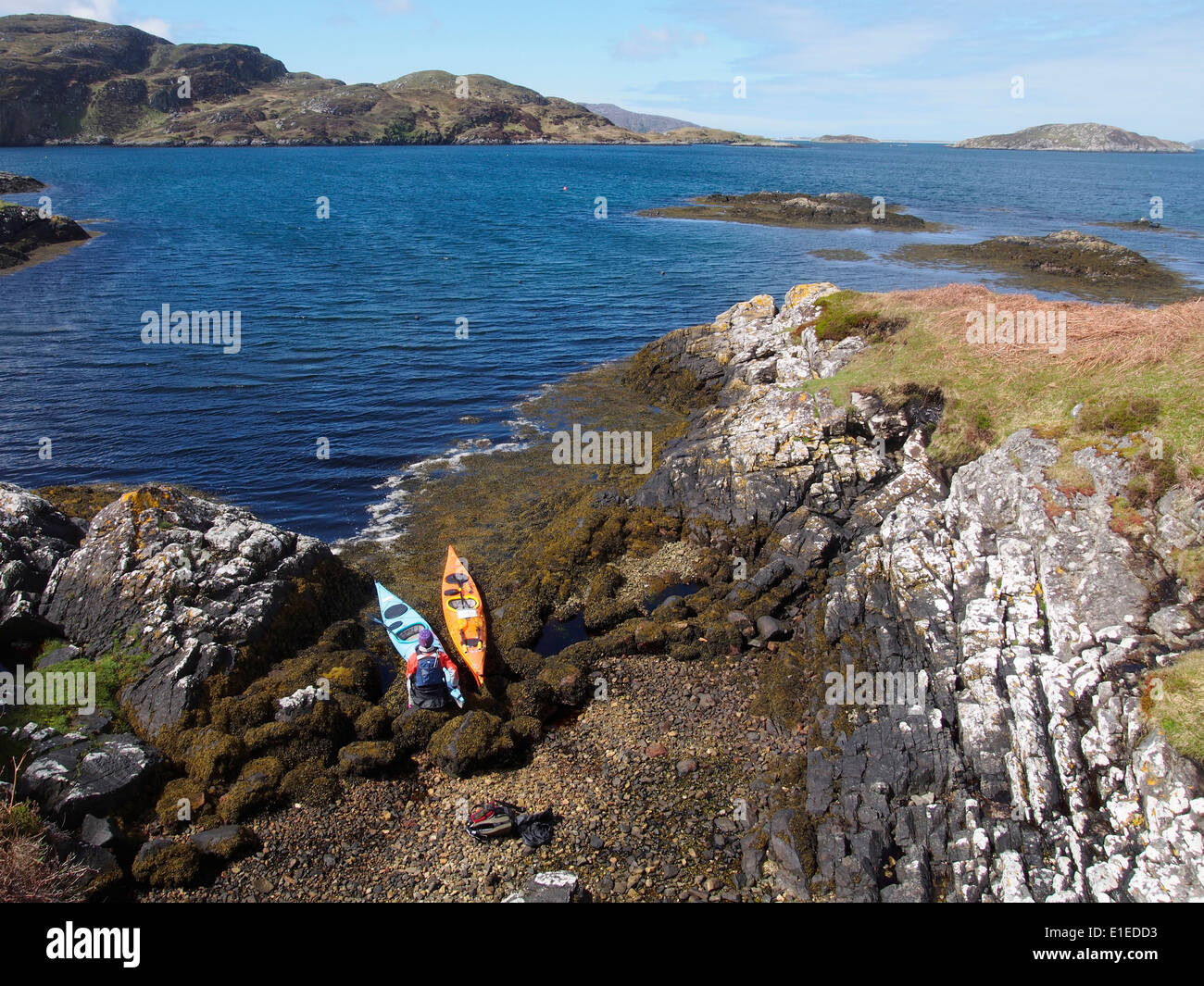 Kayak da mare su Flodaigh, Ebridi Esterne, Scozia Foto Stock