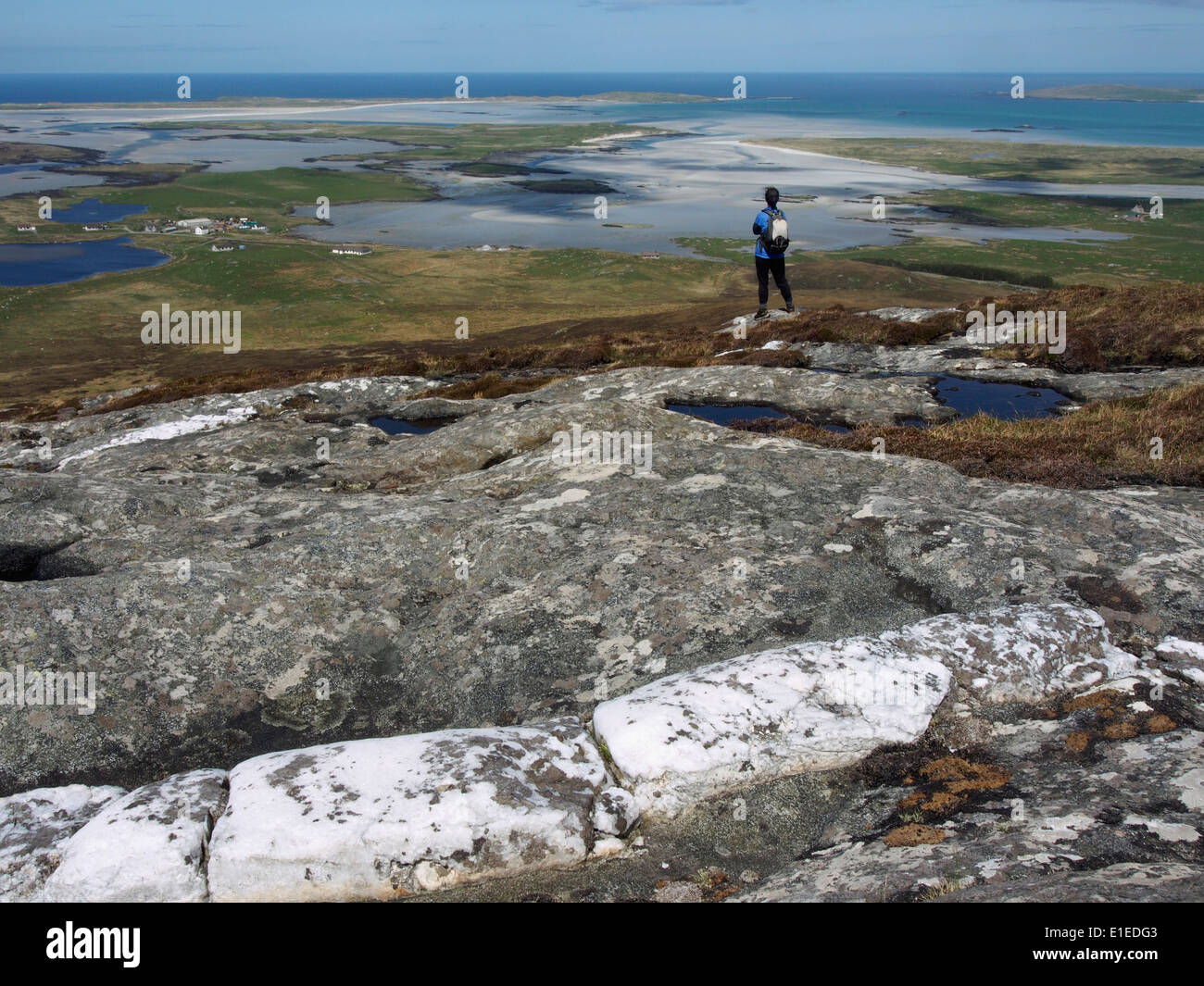 Vista della costa nord da Beinn Mhor (190m), North Uist, Ebridi Esterne, Scozia Foto Stock