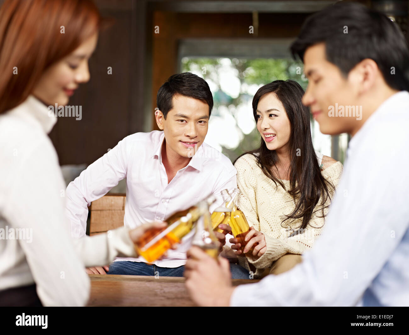 Giovani asiatici matura in bar Foto Stock