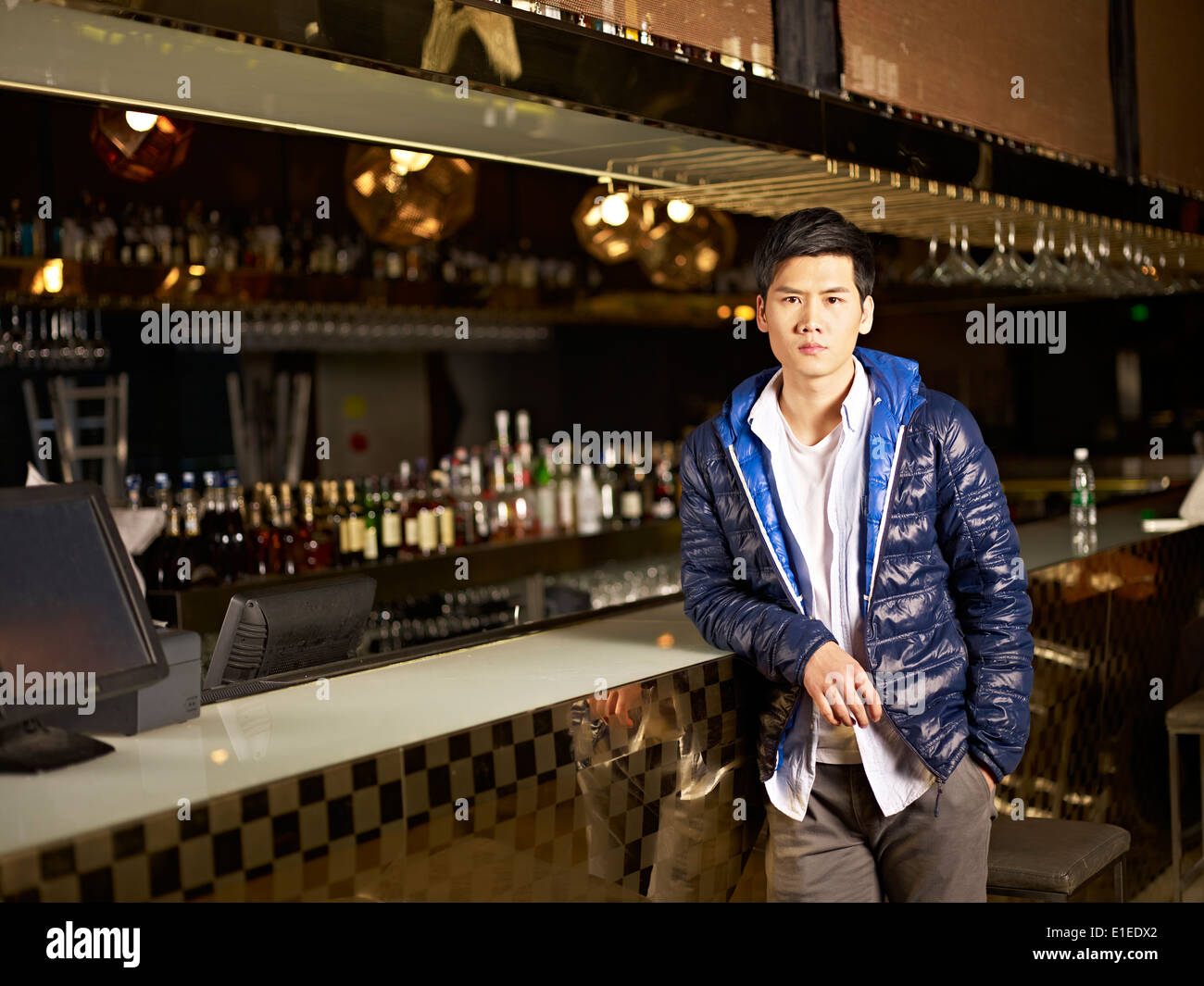 Giovane uomo in pub Foto Stock