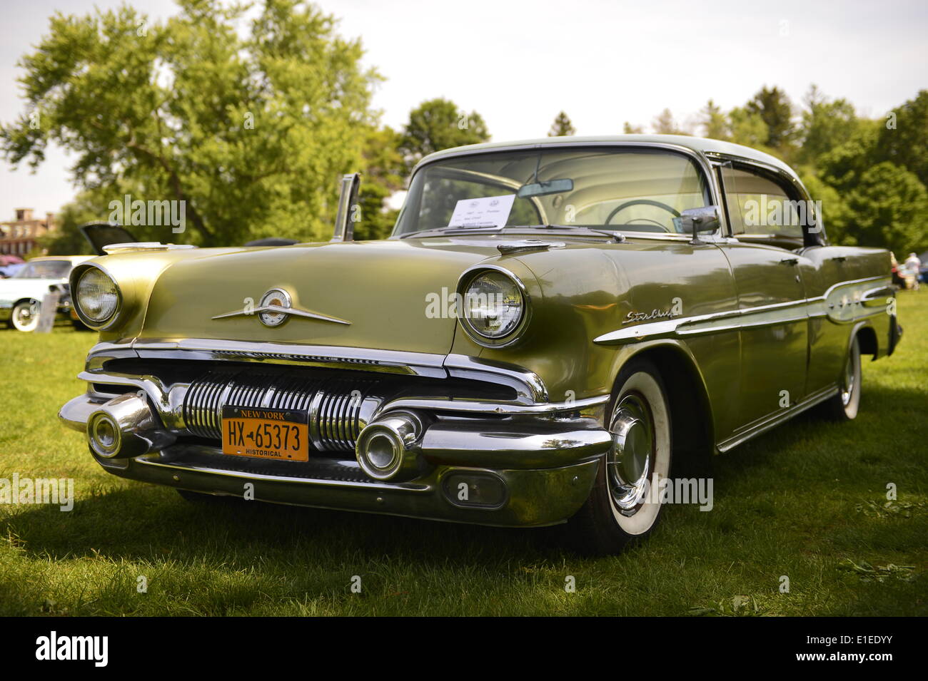 Old Westbury, New York, Stati Uniti d'America. Dal 01 Giugno, 2014. Un verde 1957 Pontiac Capo Stella, proprietario Antonio Caccamo, è una voce a mobili di antiquariato e collezionismo Auto Show tenutosi il storici terreni della elegante Old Westbury Gardens di Long Island, e sponsorizzato da maggiore New York regione AACA Antique Automobile Club of America. Credito: Ann e Parry/Alamy Live News Foto Stock