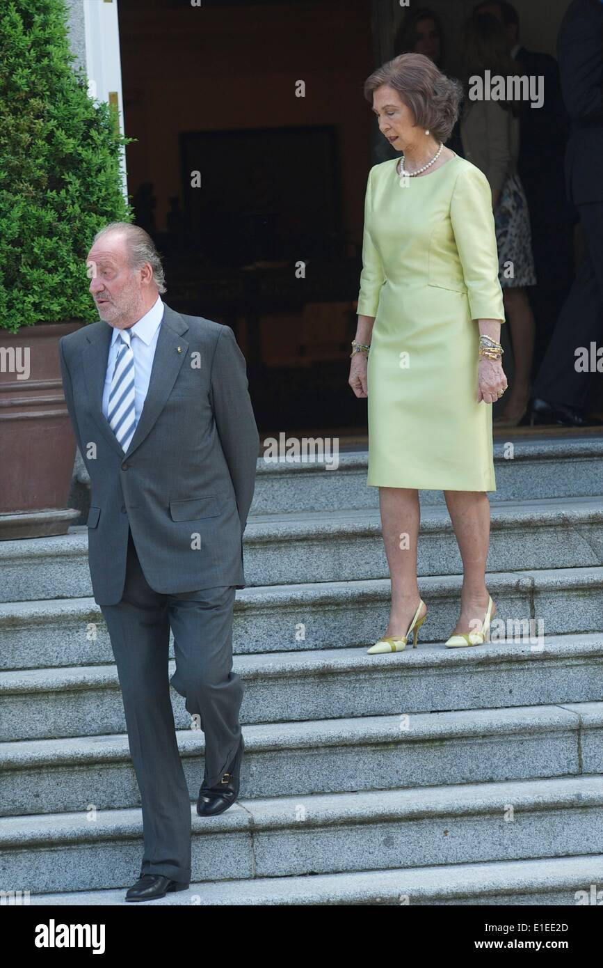 Re di Spagna Juan Carlos e la Regina Sofia, Principe Felipe, principessa Letizia e la principessa Cristina ricevere l'Emiro dello Stato del Qatar Sheikh Hamad bin Khalifa Al-Thani e sua moglie Sheikha Moza bint Nasser per pranzo presso Palazzo Zarzuela a Madrid Foto Stock