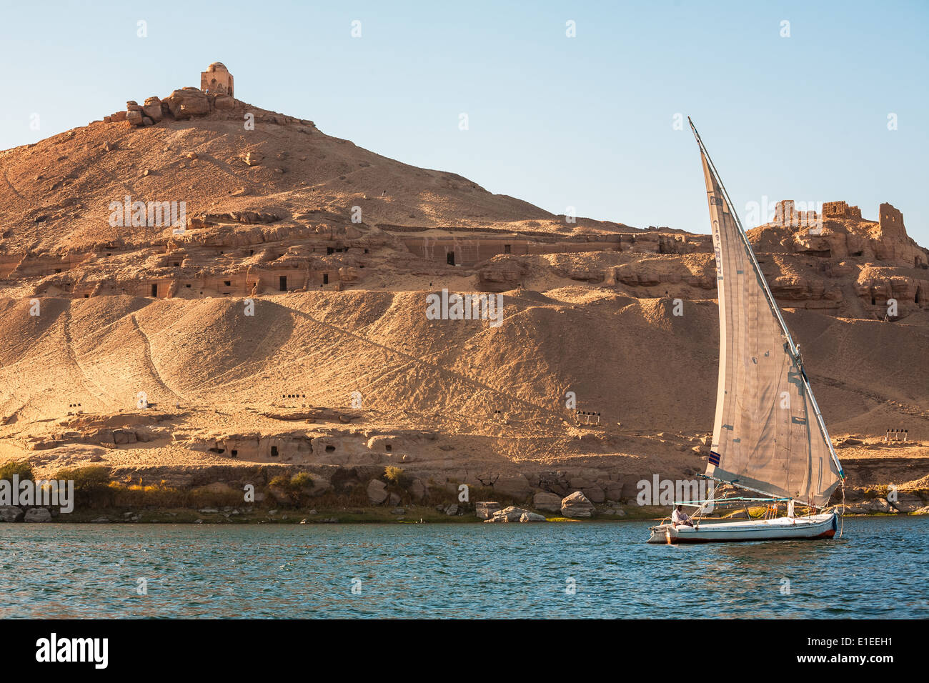 Faluka barca a vela vela sul fiume Nilo con moschea abbandonata, Aswan, Egitto Foto Stock
