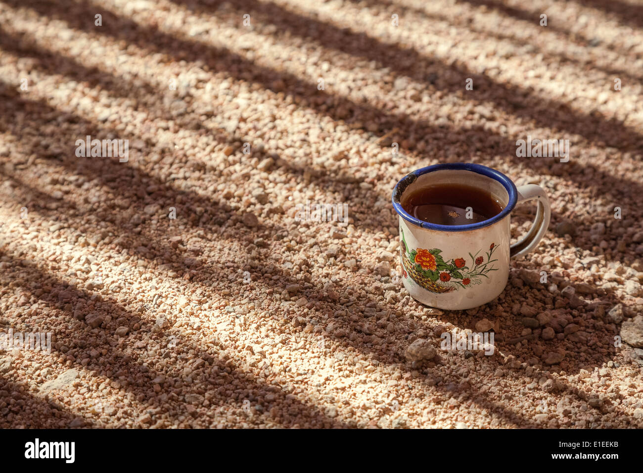 Tazza di tè nel deserto Foto Stock