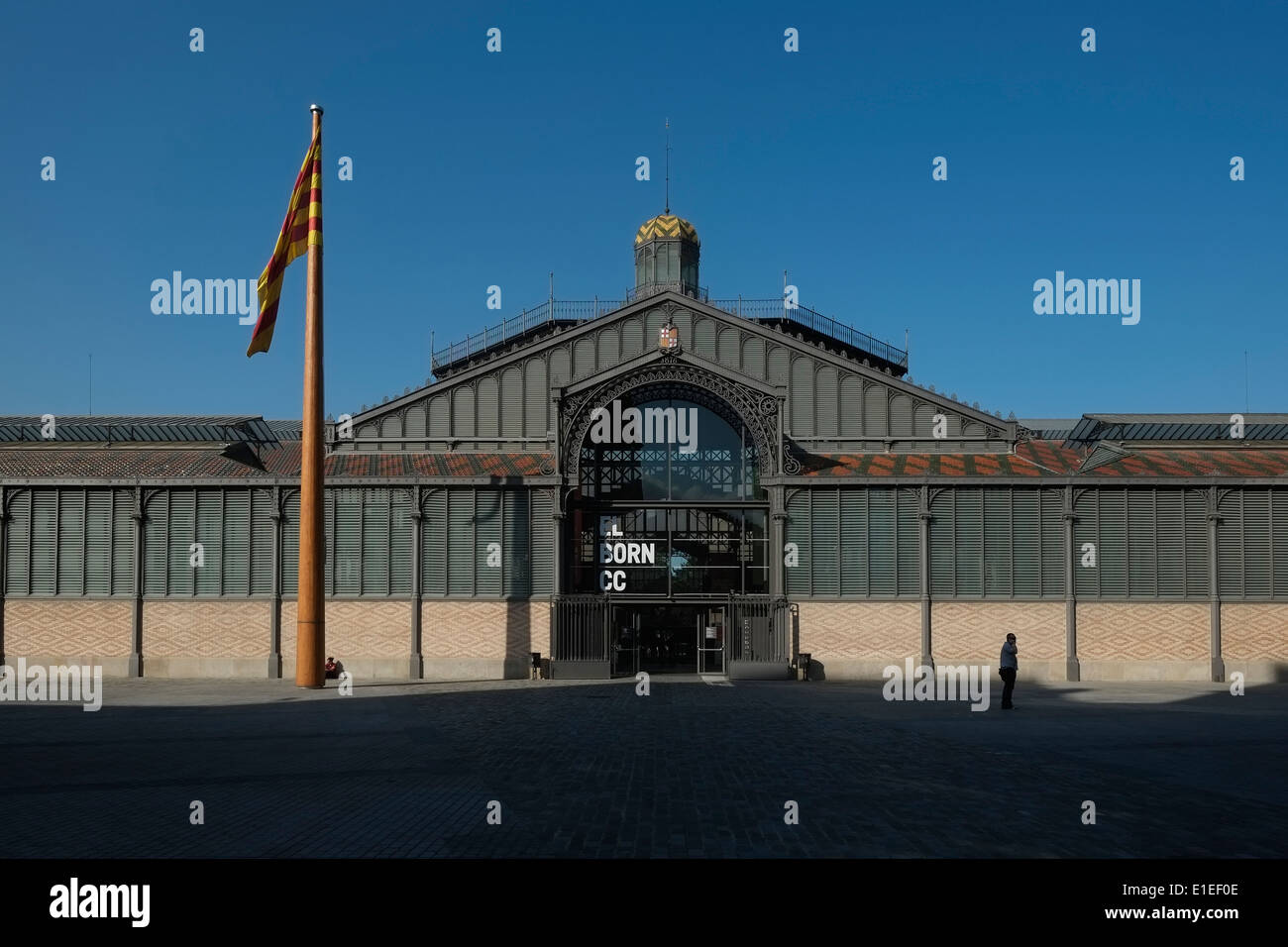 Esterno del Mercat del Born un ex mercato pubblico costruito con ferro in stile modernista catalano situato nella parte orientale del quartiere la Ribera a Barcellona Catalogna Spagna Foto Stock