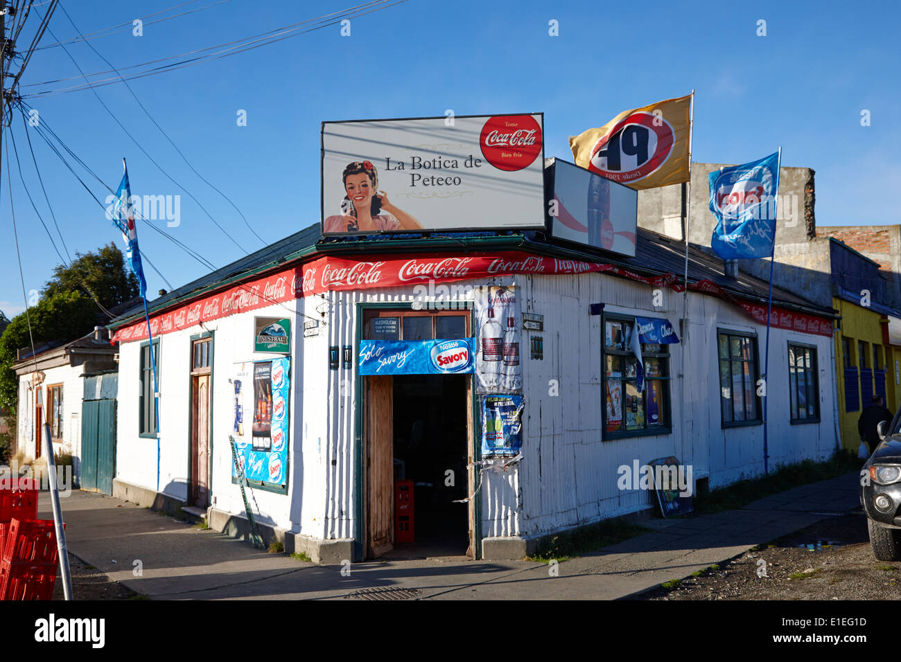 Piccolo ferro corrugato costruzione corner shop a Punta Arenas in Cile Foto Stock